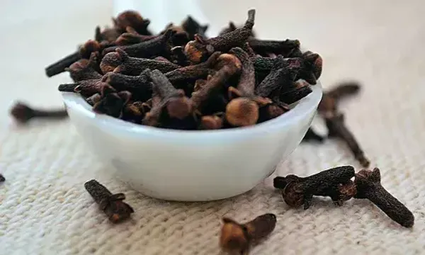 લવિંગ સ્વાદની સાથે સાથે ગળાના દુખાવા અને દાંતના દુખાવામાં પણ રાહત આપે છે, જાણો તેના ફાયદા.