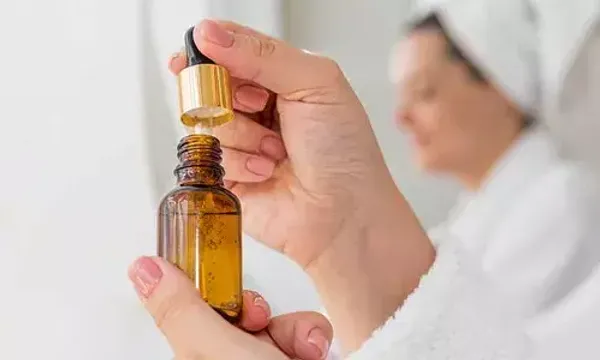 હેલ્ધી અને ગ્લોઇંગ સ્કિન માટે આ હોમમેઇડ ફેસ સીરમ અજમાવો, થોડા દિવસોમાં તમારા ચહેરા પર ચમક આવશે...