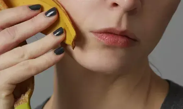 શું તમે કેળા ખાધા પછી છાલને ફેંકી દો છો, પરંતુ ત્વચા પર તેના અદ્ભુત ફાયદાઓ જાણો...