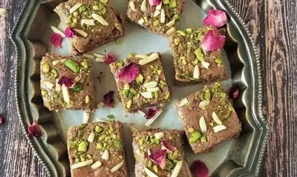 નવરાત્રીના શુભ અવસર પર બનાવો આ ખાસ મીઠાઈ અખરોટ બરફી, જાણો સરળ રેસીપી....