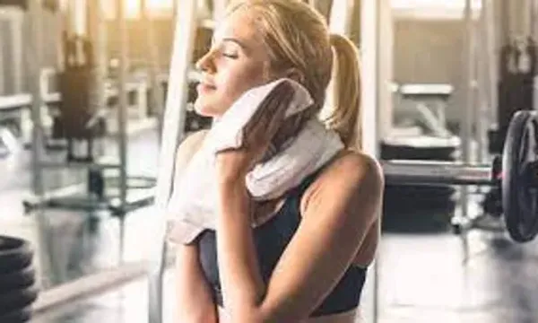 વર્કઆઉટ દરમિયાન આ ભૂલો ત્વચા પર અસર કરી શકે છે. જાણો