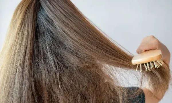 વાળની ફ્રઝીનેસને કારણે તમારો લુક બગાડી દીધો છો,તો વાળને મુલાયમ બનાવવા આ ટિપ્સ અપનાવો...