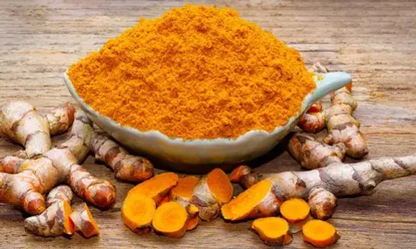 શું કાચી હળદર - હળદર કરતા સારી છે ?  જાણો કયું વધુ ફાયદાકારક છે