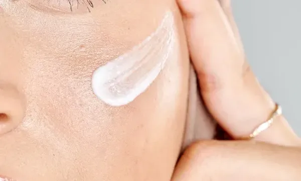 ઓઈલી સ્કીન માટે મોઈશ્ચરાઈઝર પસંદ કરતી વખતે અને લગાવતી વખતે આ બાબતોનું રાખો ખાસ ધ્યાન