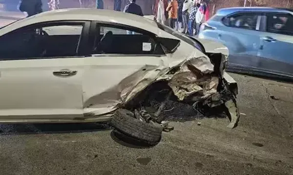 અમદાવાદમાં વહેલી સવારે સિંધુ ભવન રોડ પર મર્સડીઝ ગાડીએ એક સાથે બે ગાડીને ટક્કર મારીને સર્જ્યો અકસ્માત