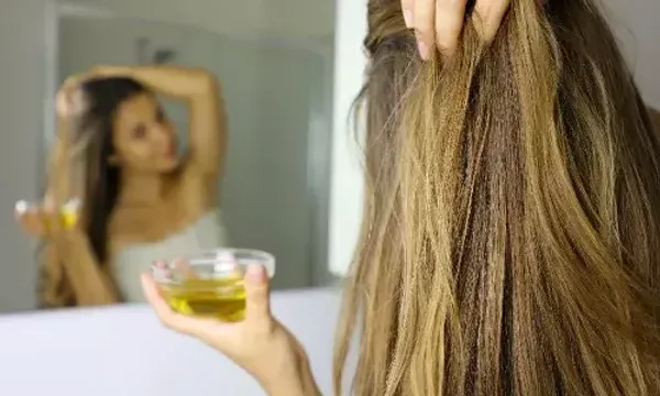 શું તમે વાળ સંબંધિત સમસ્યાઓ દૂર કરવા માંગો છો, તો રીતે તેલ લગાવવાની યોગ્ય રીત જાણો.