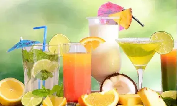 ઉનાળાની કાળઝાળ ગરમીમાં હીટવેવથી બચવા, આ દેશી પીણાંમાંથી ભરપૂર એનર્જી મેળવો.