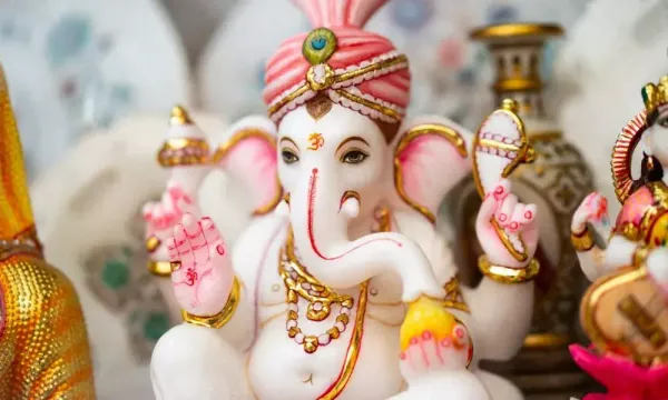 ભગવાન ગણેશજીની કૃપા દ્રષ્ટિ મેળવવા ઓફિસમાં અને ઘરમાં આ રંગના ગણેશજીની કરો સ્થાપના...