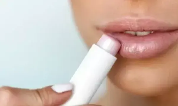 આખા ચહેરા પર કાળા હોઠ સુંદરતમાં ઘટાડો કરે છે, તો આ આદતો છોડો અને તેને સ્વસ્થ બનાવો