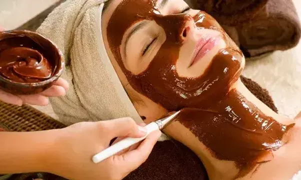 આ ઉનાળાના આકરા તાપે તમારા ચહેરાની ચમક છીનવી લીધી છે, તો આ હોમમેઇડ ચોકલેટ ફેસ પેક વડે ગ્લોઇંગ સ્કિન મેળવો.