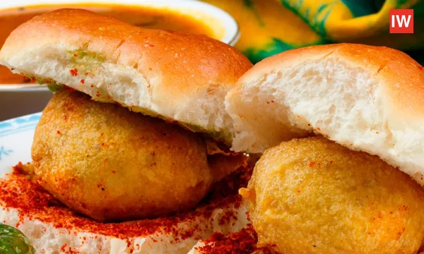 Best-Street-Foods-in-India-You-Can’t-Miss-Pani-Puri,-Vada-Pav-&-More