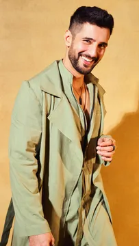 एक्टर Aditya Seal ने अपने बाल कटवाकर एक बोल्ड नया लुक अपनाया