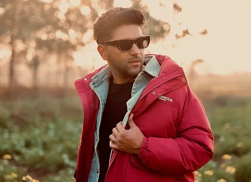 Guru Randhawa ने कश्मीर में सैनिकों के साथ मनाया Republic Day