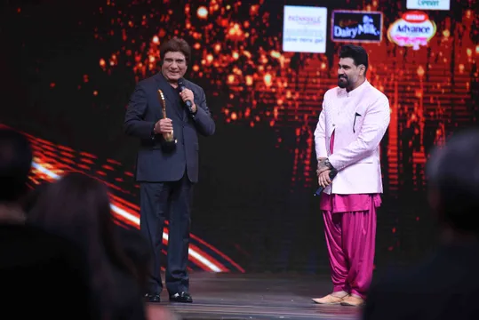 Zee Rishtey Awards 2025 में Raj Babbar ने Aarya Babbar को दिया एक शानदार अवॉर्ड का सरप्राइज़!