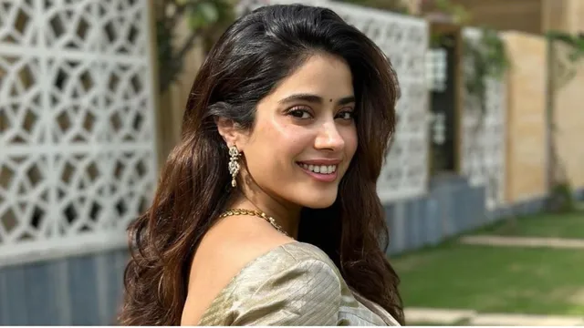 Krishna Janmashtami 2025:Janhvi Kapoor ने दही-हांडी में फोड़ी मटकी, मराठी भाषण पर हुईं ट्रोल