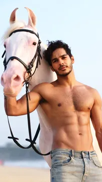 The Royals: Ishaan Khatter के धमाकेदार लुक ने इंटरनेट पर तहलका मचा दिया