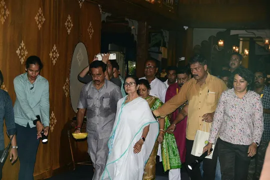 Chief Minister Mamata Banerjee ने "बिनोदिनी" थीम पर बने भवानीपुर 75 पल्ली के दुर्गापूजा मंडप का किया उद्घाटन