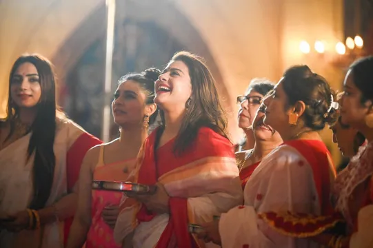 Sarbojanin Durga Puja: 'सिंदूर खेला' सितारों और भक्तों का भव्य मेला!