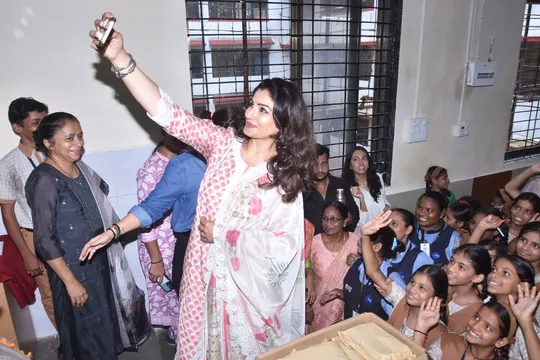 Short: रवीना टंडन BMC इवेंट में स्कूल की लड़कियों के चेहरों पर लाई मुस्कान