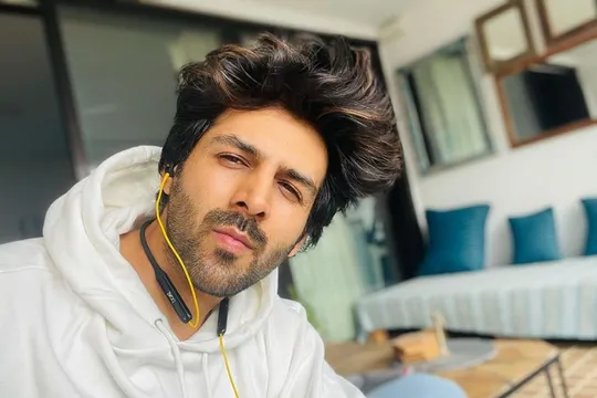 एक सोशल मीडिया यूजर ने कार्तिक आर्यन से बिजनस कलास में सफर न करने पर किया सवाल