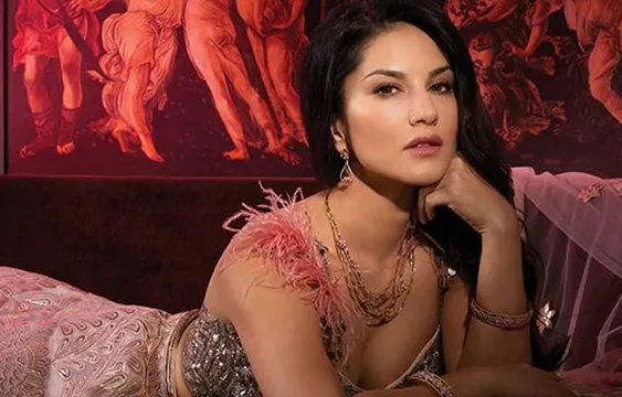 मैगजीन के लिए सनी लियोन ने करवाया फोटोशूट, ग्लैमरस अंदाज के साथ दिए क्यूट पोज