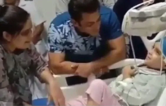 फिर दिखी सलमान की दरियादिली, कैंसर पीड़ित अपने नन्हे फैन से हॉस्पिटल मिलने पहुंचे दबंग खान देखें वीडियो!