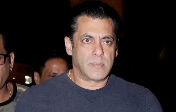 गुस्से में आपा खो बैठे सलमान खान, गोवा एयरपोर्ट पर छीना फैन का मोबाइल, Video Viral