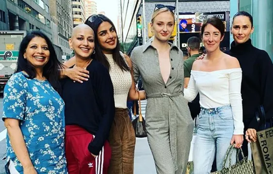 न्यूयॉर्क की सड़कों पर सोनाली बेंद्रे के साथ मस्ती करती नज़र आईं प्रियंका चोपड़ा, देखें फोटो