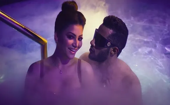 हॉटनेस अलर्ट! उर्वशी रौतेला और मोहम्मद रमजान की सिजलिंग केमिस्ट्री से बढ़ाया इंटरनेट का तापमान