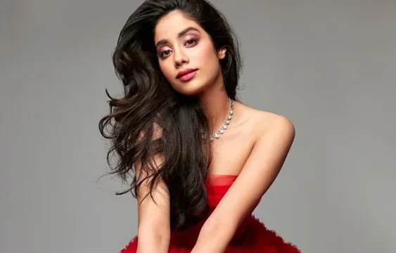 जाह्नवी कपूर ने मैगजीन के लिए करवाया ग्लैमरस फोटोशूट , वायरल हुई फोटोज