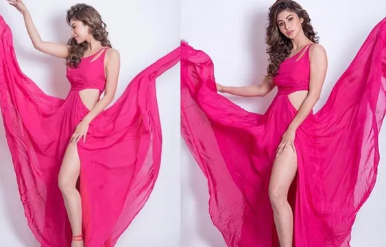 हॉट पिंक ड्रेस पहन मौनी ने करवाया फोटोशूट, ग्लैमरस लुक के साथ दिए सेक्सी पोज