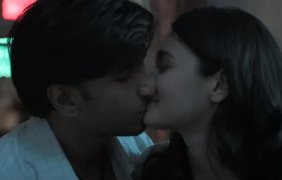 Gully Boy Trailer: ‘गली बॉय’ में रोडसाइड रैपर बने रणवीर सिंह, ट्रेलर में आलिया को Kiss करते आए नज़र