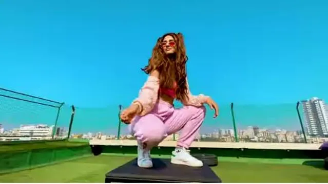 दिशा पटानी ने 80s का गाना "मेरे नसीब में" पर किया कमाल का डांस