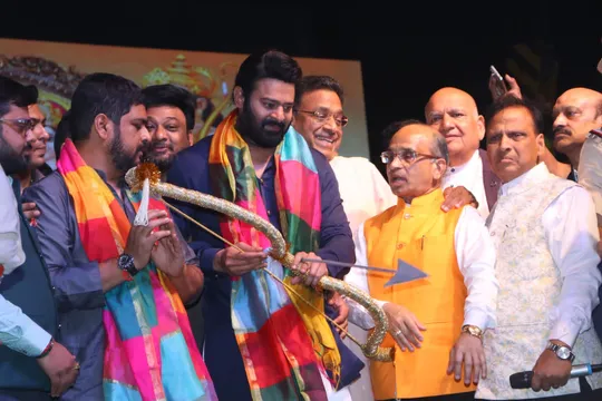 लव कुश रामलीला में Adipurush के राम ने किया रावण दहन