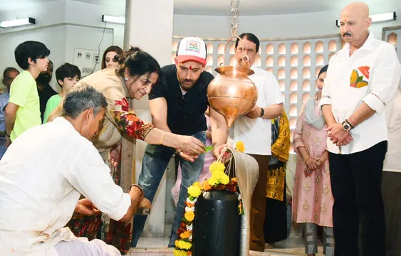 महाशिवरात्रि पर महाकाल के दरबार में पहुंचे ऋतिक रोशन, पूरे परिवार के साथ मिलकर की पूजा अर्चना(Hrithik Roshan Celebrate mahashivratri)