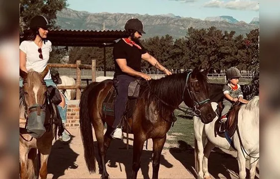 Pics: साउथ अफ्रीका में घुड़सवारी करते नज़र आए तैमूर अली खान, स्टाइलिश अंदाज में दिखे छोटे नवाब