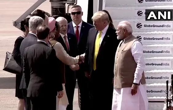 Narendra Modi Break Protocol / डोनाल्ड ट्रंप के लिए प्रधानमंत्री नरेंद्र मोदी ने तोड़ा प्रोटोकॉल