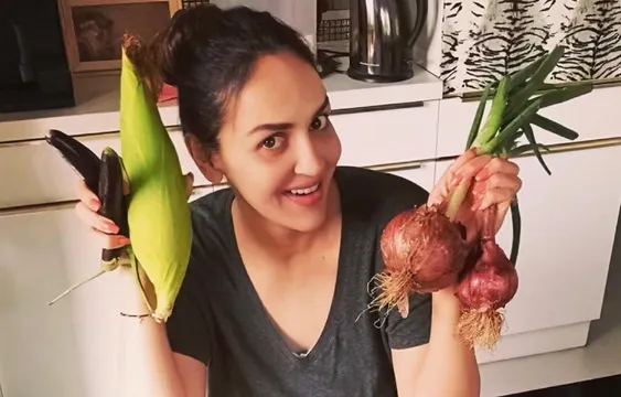 धर्मेंद्र ने बेटी को भेजी अपने खेत की सब्जियां, ईशा ने कहा- किसी आशीर्वाद से कम नहीं