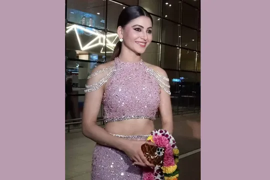 एयरपोर्ट पर जोरो शोरो से हुआ उर्वशी रौतेला का स्वागत