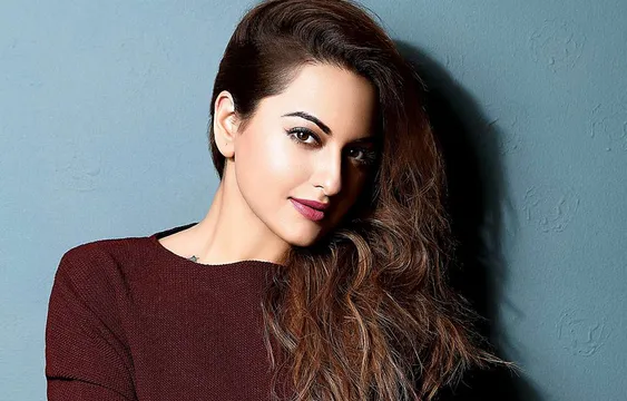 दबंग गर्ल सोनाक्षी सिन्हा समेत 5 लोगों के खिलाफ धोखाधड़ी का केस दर्ज