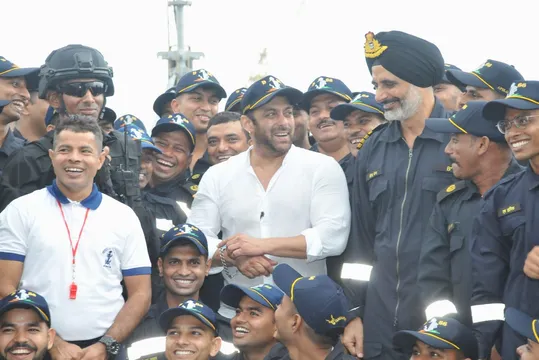 सलमान खान ने विशाखापट्टनम के भारतीय नौसेनिको के साथ बिताए क्वॉलिटी टाइम सोशल मीडिया पर तस्वीरें हो रही हैं वायरल