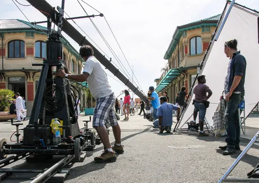 आगे भी जारी रहेगा बॉलीवुड पर कोरोना का असर, गांव लौटे स्पॉटबॉय, कारपेंटर और लाइट मैन...शुरू भी हुई तो कैसे होगी शूटिंग?