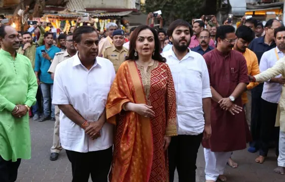 मुकेश अंबानी के बेटे आकाश की 9 मार्च को शादी, सिद्धिविनायक पहुंचकर दिया शादी का पहला न्योता