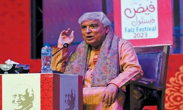 बॉलीवुड के असली हीरो हैं Javed Akhtar, जो पाकिस्तान में घुसकर पाकिस्तान की धुनाई करके आगए!