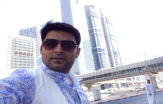 दुबई पहुंचे कपिल शर्मा ने बेटी के लिए की शॉपिंग, क्रू के साथ लिमोजिन में घूमते आए नज़र