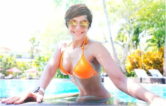 आजकल लोग बार बार मंदिरा बेदी की उम्र पूछ रहे है