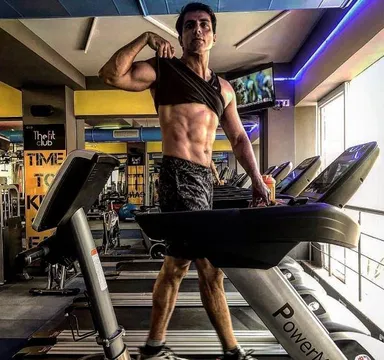 सोनू सूद की तस्वीर हुई वायरल, रणवीर से लेकर रवीना तंडन तक सभी ने किए कमेंट