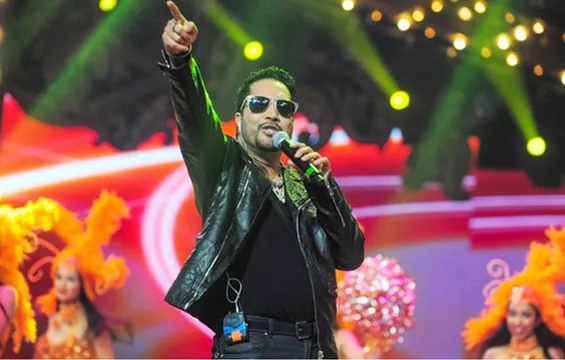 Video: पाकिस्तान में मीका सिंह ने किया परफॉर्म, तो फैंस बोले- गद्दार हो