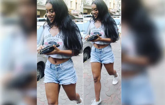 बांद्रा में स्पॉट हुई अजय देवगन की बेटी न्यासा , हॉट लुक की तस्वीरें आई सामने