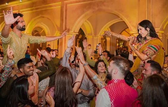 सामने आई विक्की-कटरीना की मेंहदी की तस्वीरें, इस अंदाज़ में आए नजर